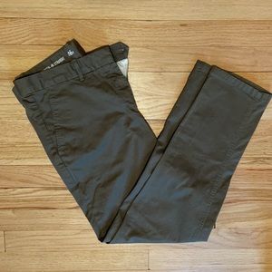 GAP Broken-in-straight size 6R Olive Khakis Crop